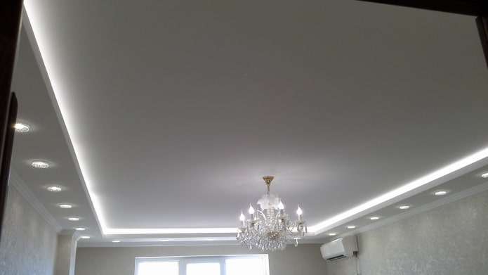teto com faixa de LED e holofotes embutidos