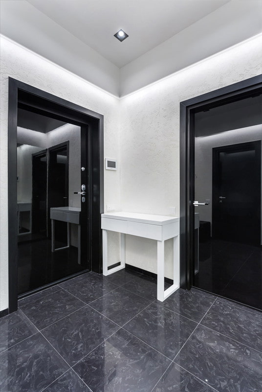 portas brilhantes no interior do corredor