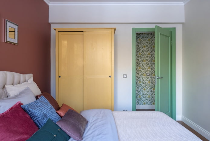 portas verdes no interior