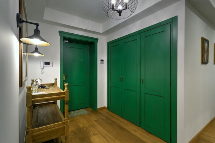 portas verdes no interior