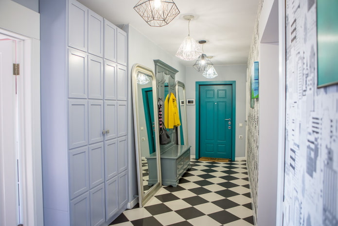 portas no interior do corredor