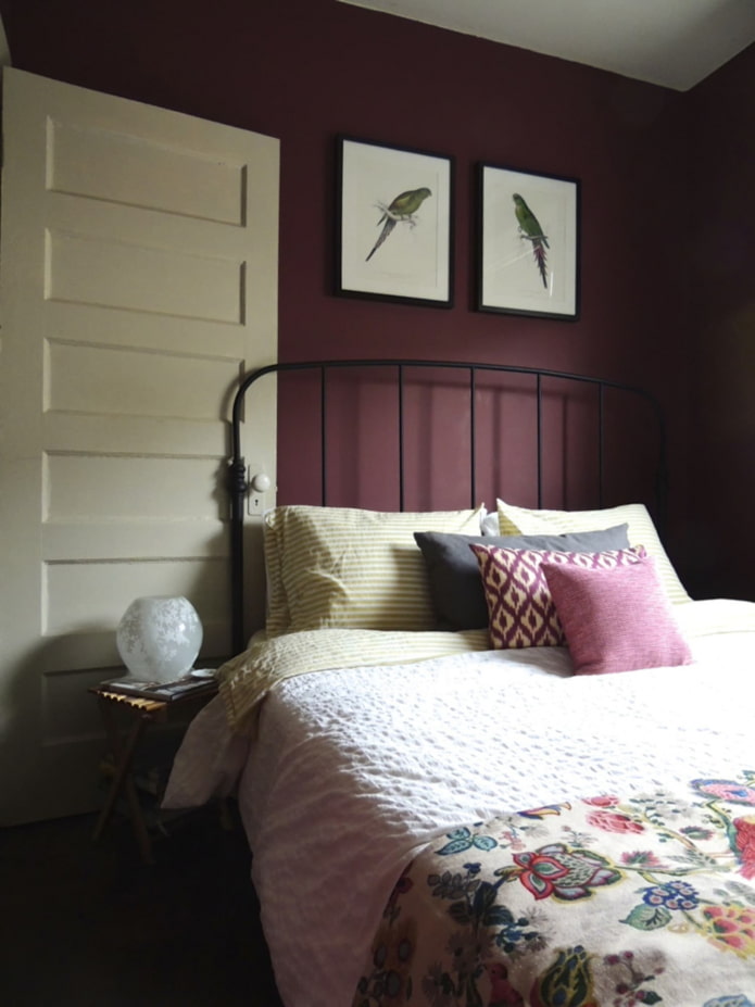 parede marsala atrás da cama