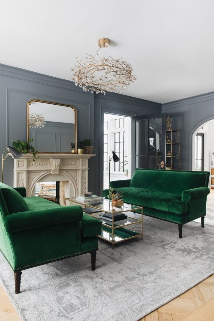 sofá verde na sala de estar
