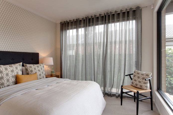 cortinas no quarto com janelas panorâmicas