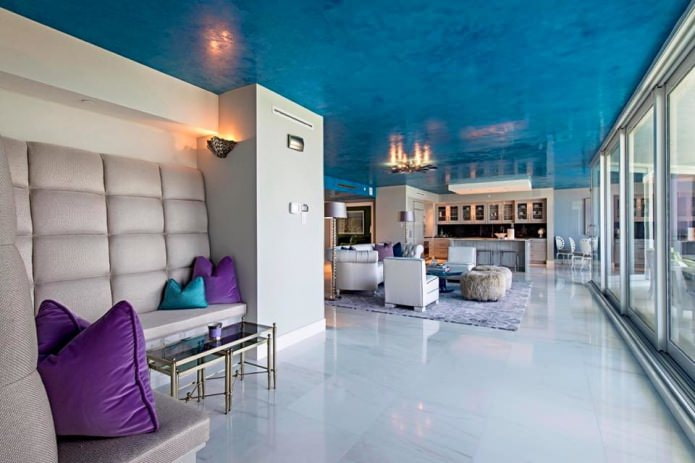 Piso claro e teto azul