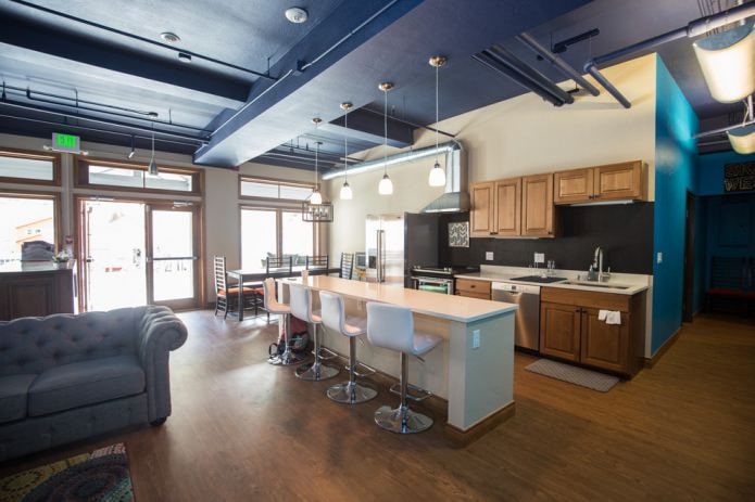 sala de estar combinada com cozinha em estilo loft