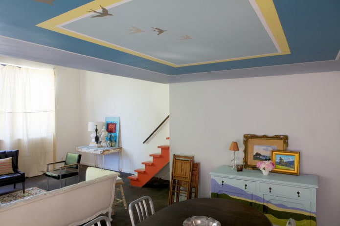Teto azul e amarelo