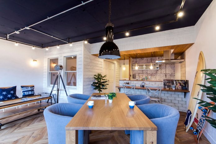 teto azul em estilo loft