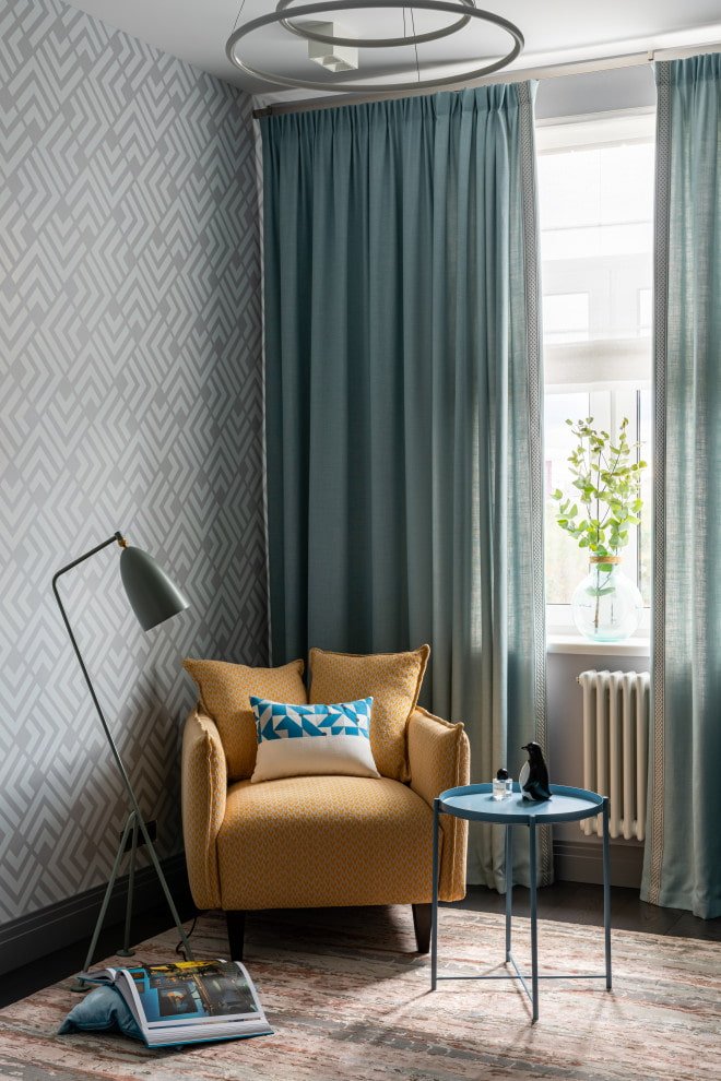 Cortinas e mesa