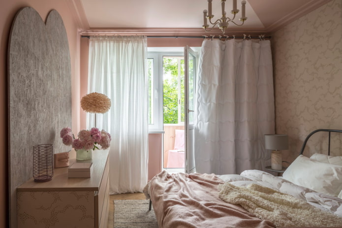 Cortinas brancas no quarto