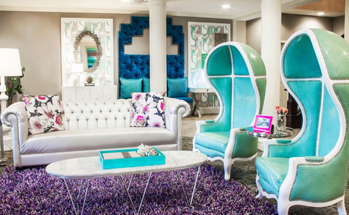 Sala de estar roxo-menta