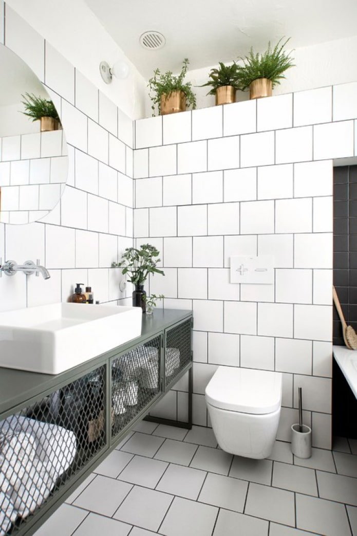 azulejos brancos no banheiro