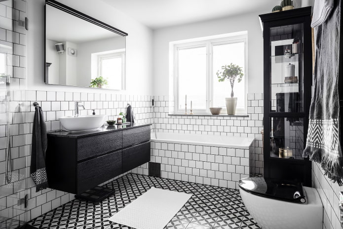 azulejo com tinta na banheira