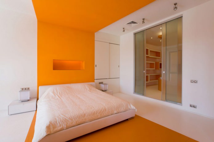 interior de um quarto laranja e branco
