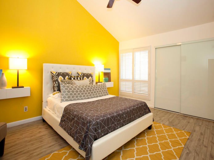 interior de quarto amarelo e branco
