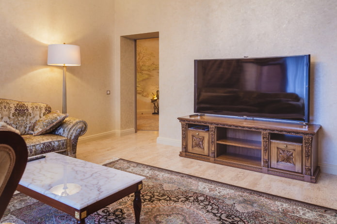 Suporte de TV no interior em estilo clássico