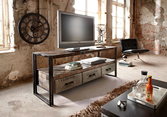 Suporte de TV no interior em estilo loft