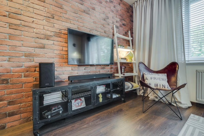 Suporte de TV no interior em estilo loft