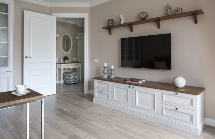 Suporte de TV no interior em estilo provençal