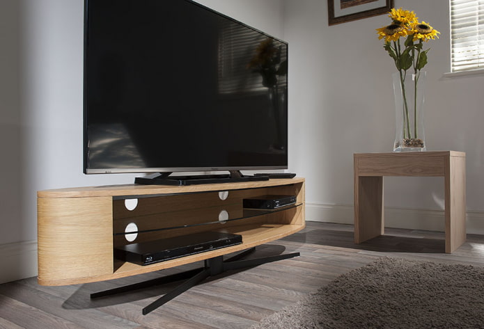 suporte oval para TV no interior