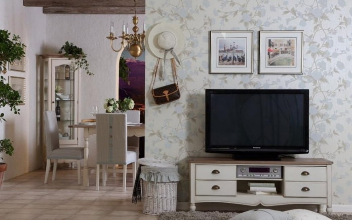 Suporte de TV no interior do Estilo provençal