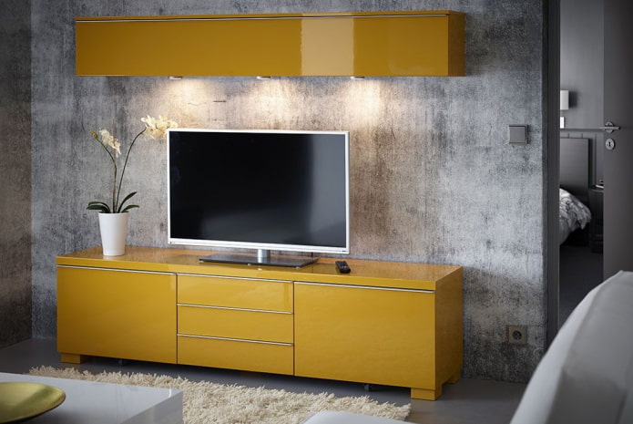 Suporte para TV amarela no interior