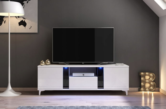 Suporte de TV branco no interior