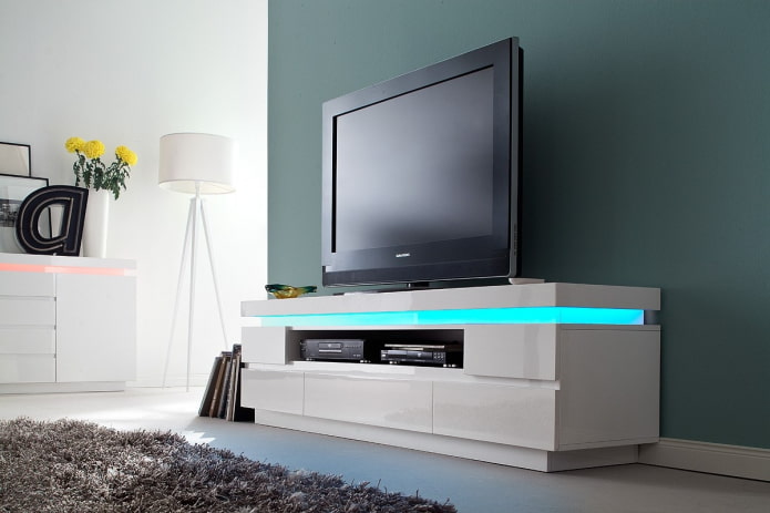 Suporte de TV com TV com iluminação de fundo no interior