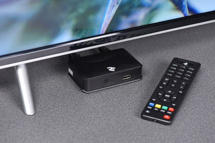 Decodificador de TV e controle remoto