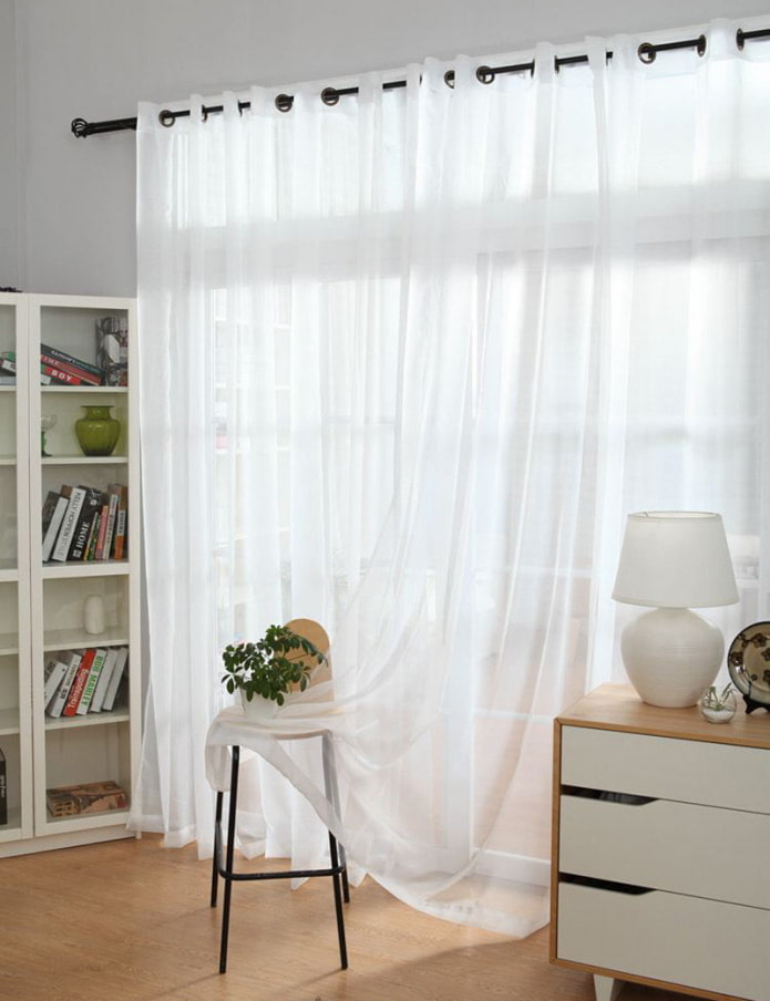 cortinas brancas com ilhós