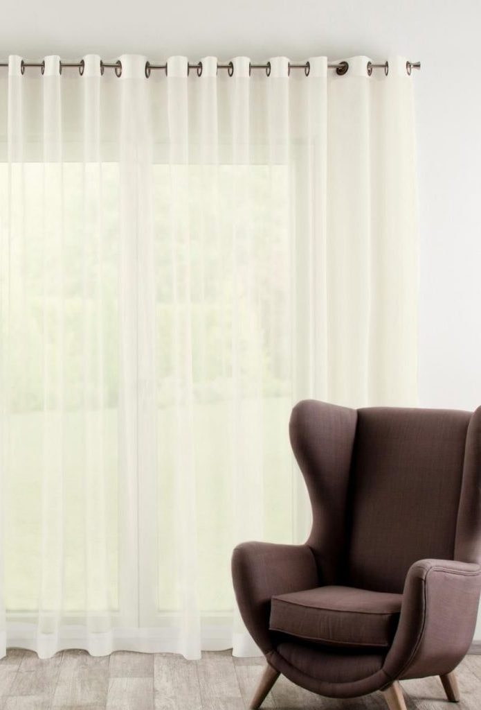 cortinas brancas com ilhós