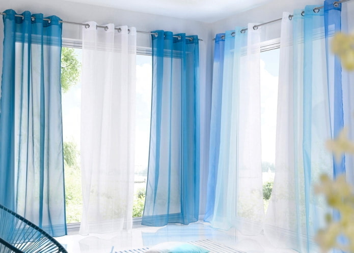 cortinas azuis com ilhós