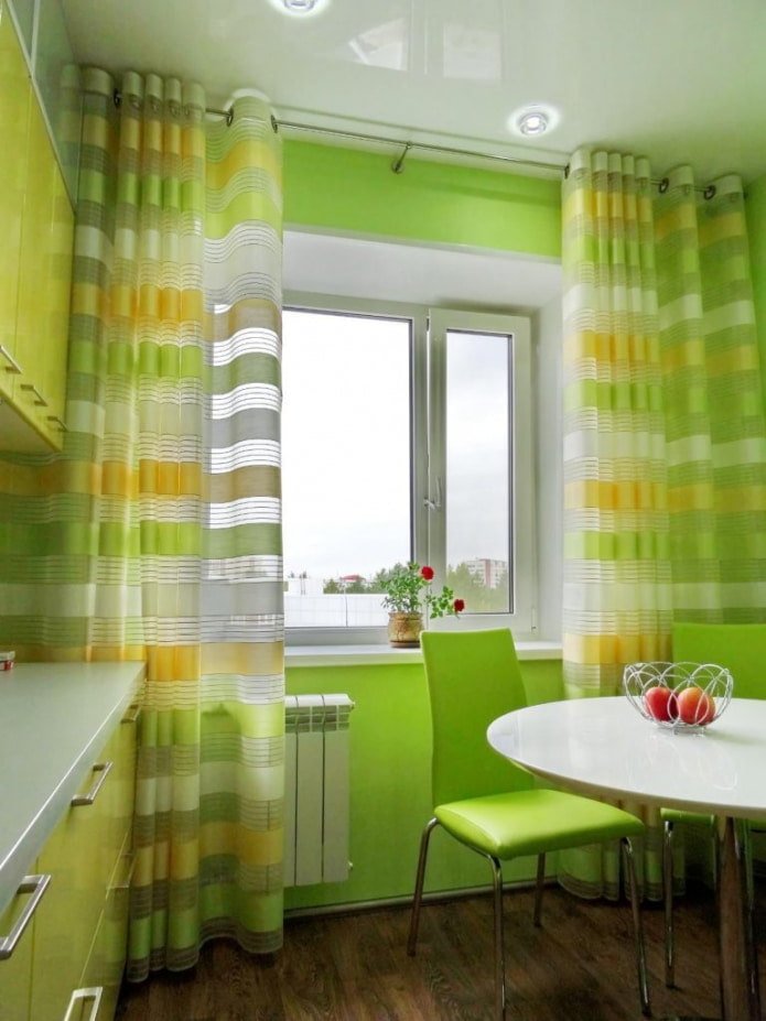 cortinas com ilhós no interior da cozinha