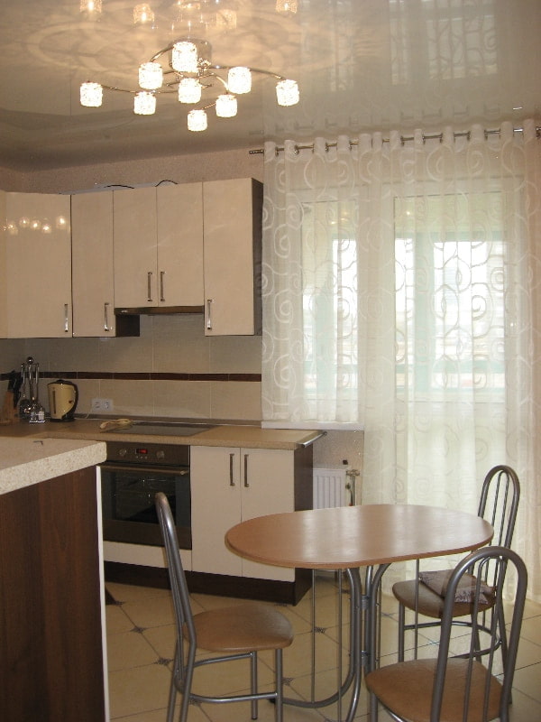 cortinas com ilhós no interior da cozinha