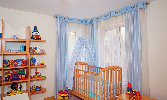cortinas com ilhós no quarto de uma criança