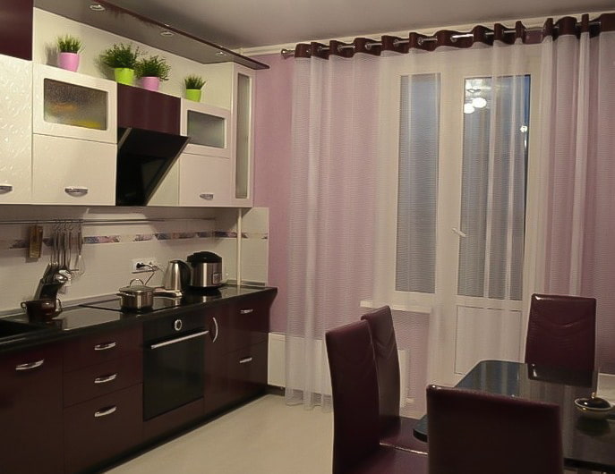 lindas cortinas brancas na cozinha com tampo marrom