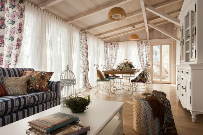 tule em um cômodo em estilo provençal