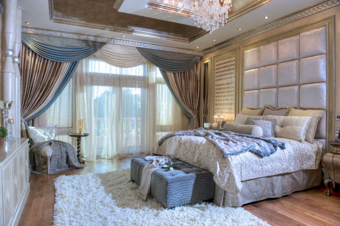 cortinas em combinação com um lambrequim no quarto