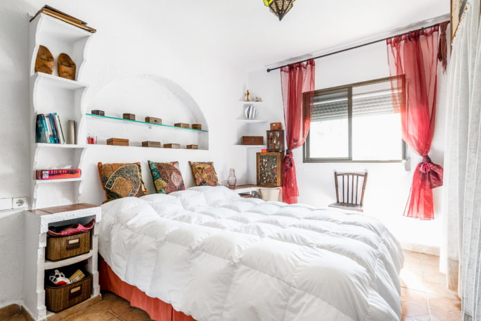 cortinas vermelhas no quarto