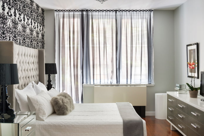 cortinas em uma janela com porta de sacada