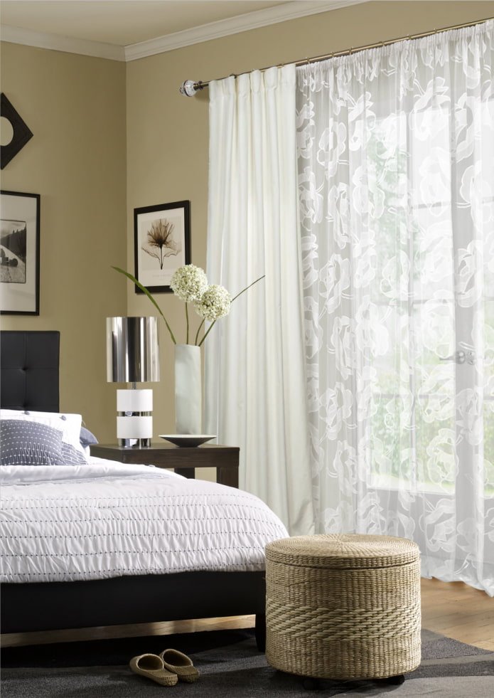 cortinas com estampa floral no quarto