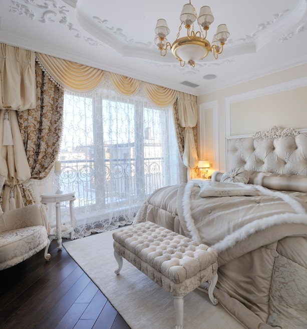 cortinas em combinação com um lambrequim no quarto