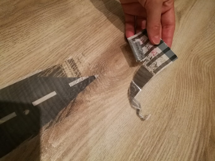 resíduo de fita adesiva no laminado