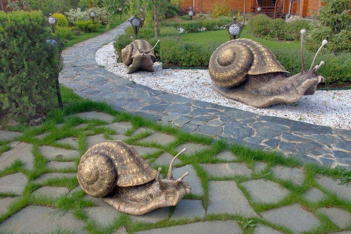 esculturas de caracóis em paisagismo