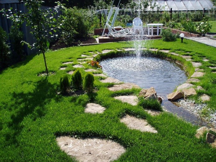 lago artificial com fonte no campo