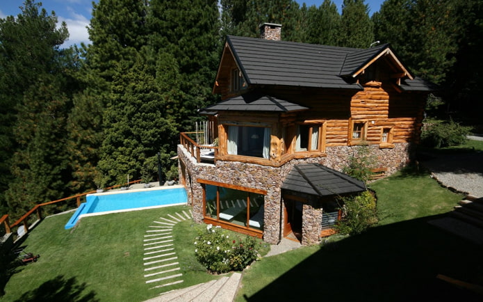 casa de madeira com piscina em uma planície