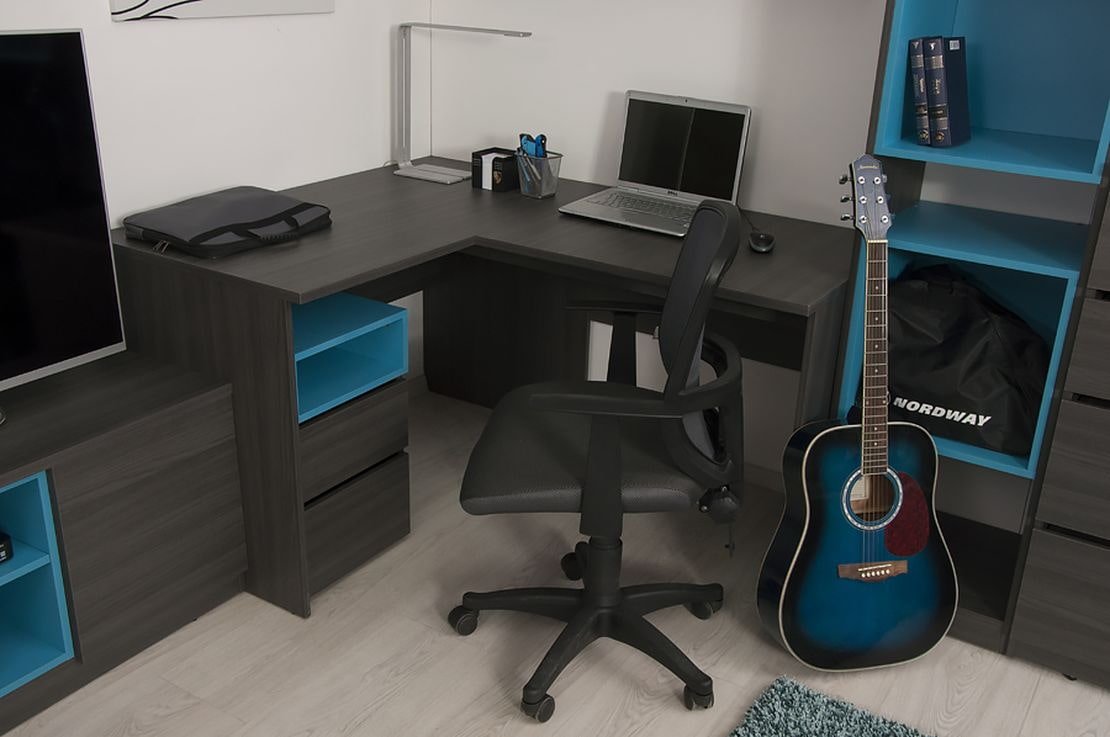 mesa de canto preta para computador com inserções azuis
