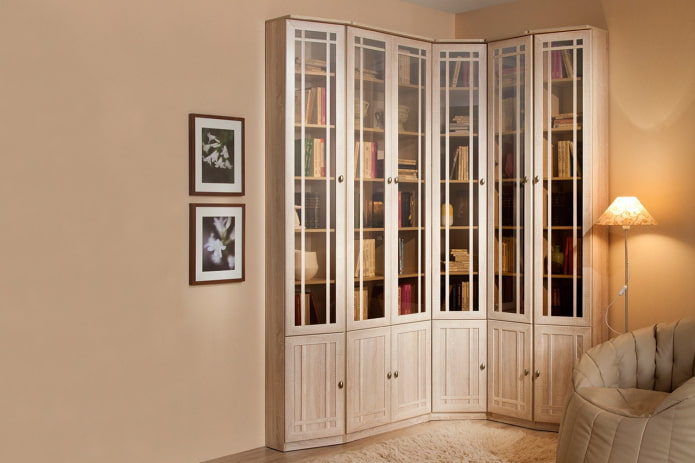 armário de canto para livros no interior do corredor