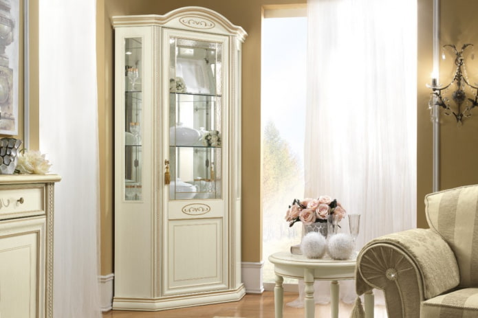 vitrine de canto no interior do corredor