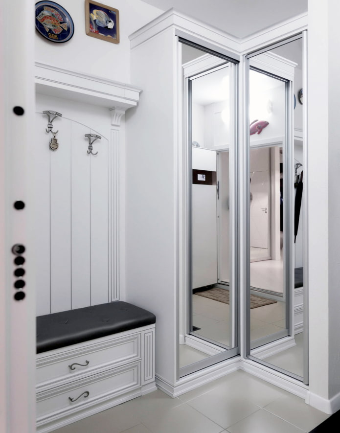Guarda-roupa de correr em um corredor pequeno